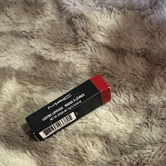 MAC Lustre Lipstick Lady bug - Picture 3 of 4